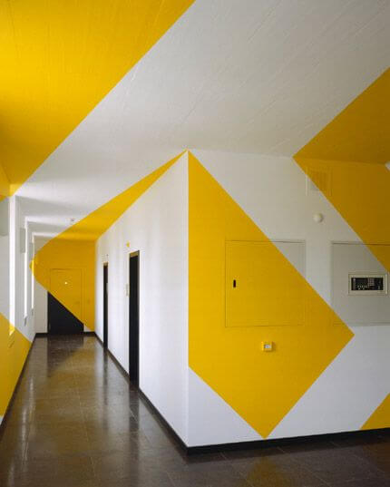 Cat Dinding Motif Geometris Warna Kuning dan Putih