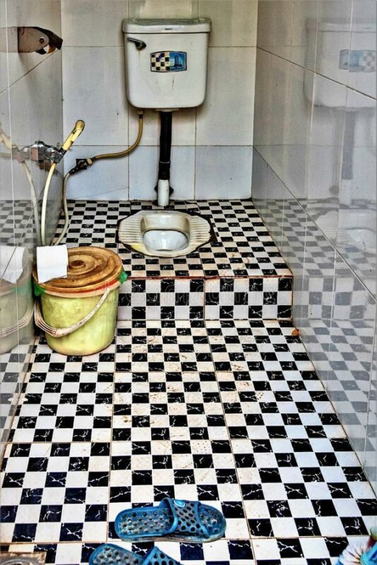 Desain kamar mandi minimalis sederhana dengan kloset model jongkok