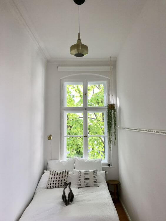 Dekor kamar tidur sederhana unik monokrom putih