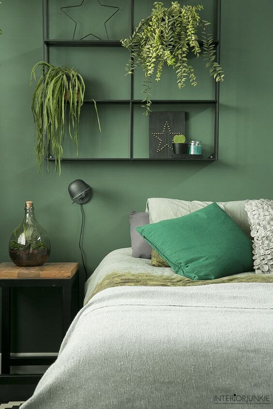 Dekorasi Kamar Tidur Sempit hijau tanaman dinding