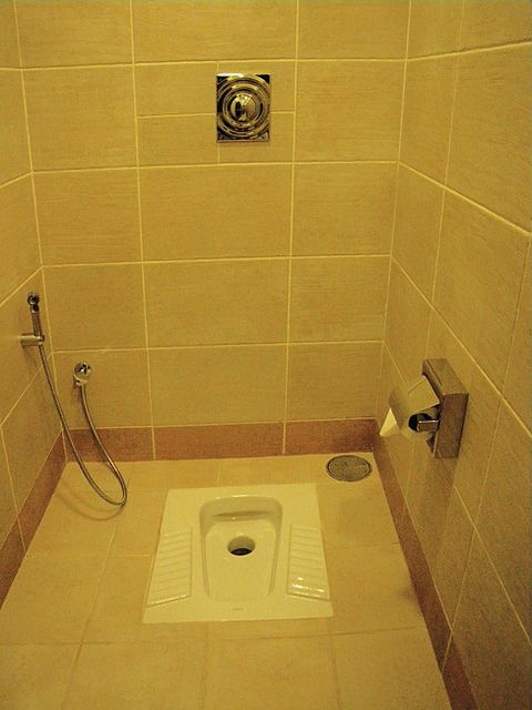 Desain kamar mandi minimalis sederhana dengan kloset model jongkok