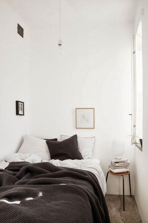 Dekor kamar tidur sederhana hitam sprei
